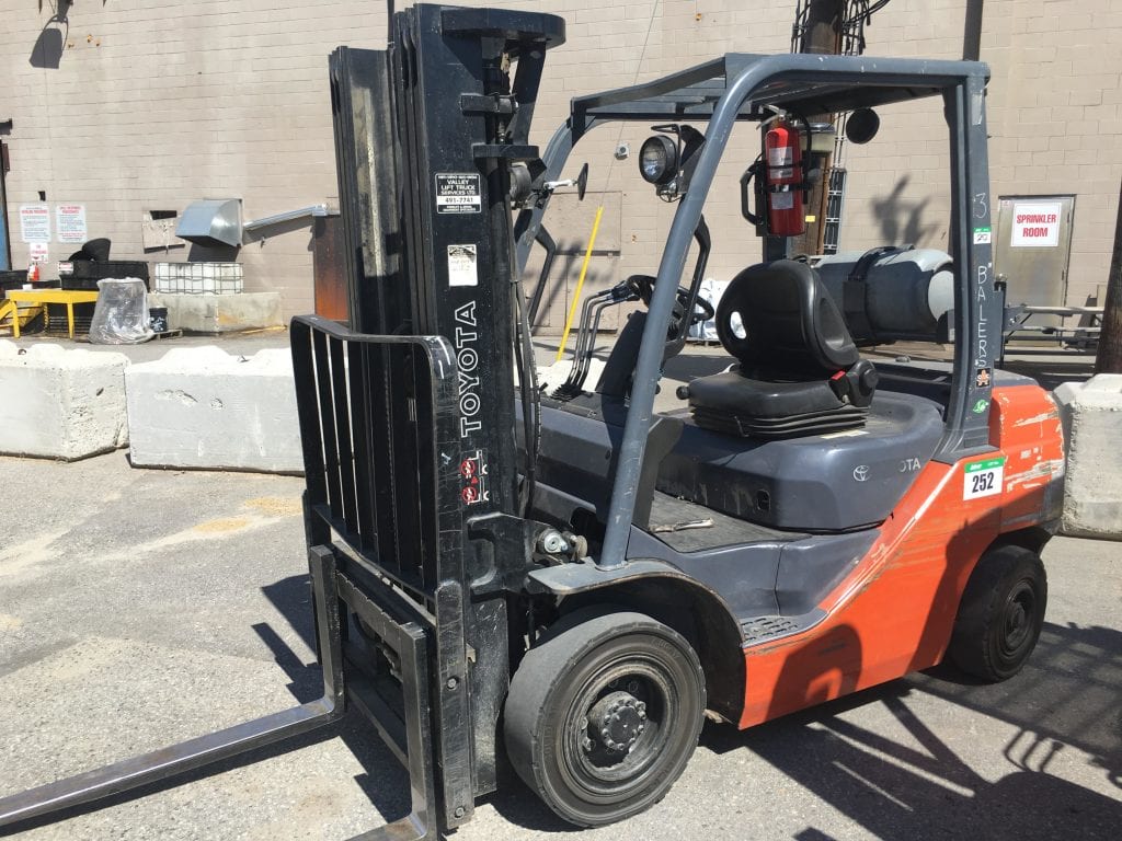 Toyota 8FGU25 5000LBS Forklfit