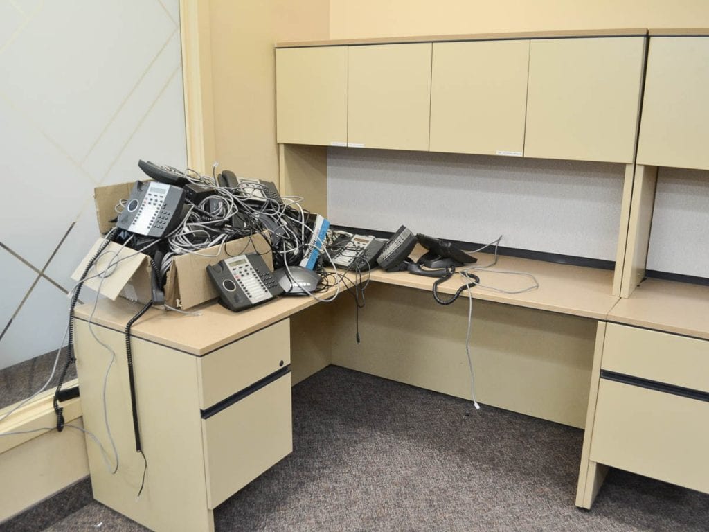 L-Shape Desk with hutch (left configuration)