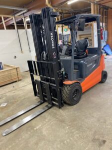 Used Toyota 7,000 lb Electric Forklift Model 9FBM35T